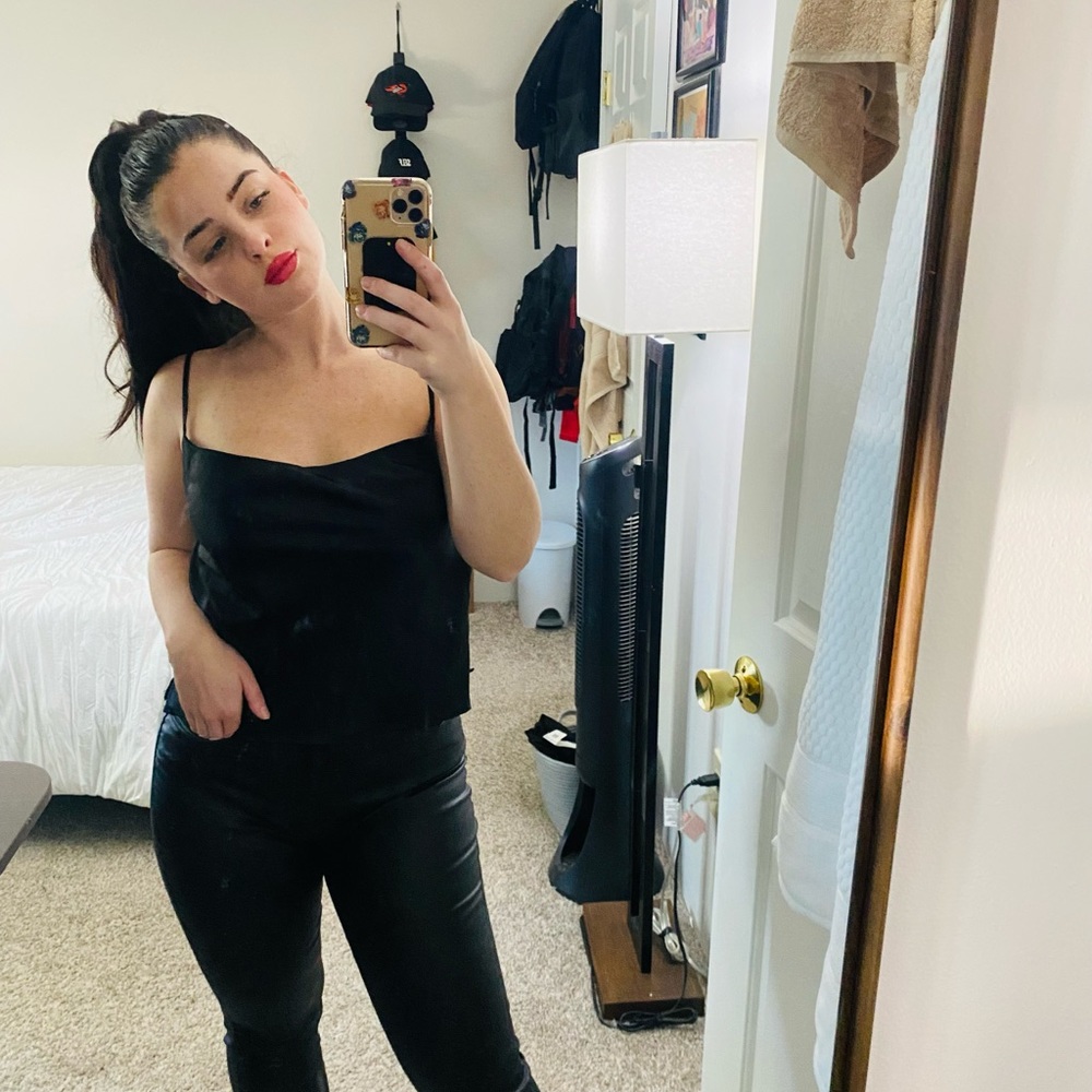 Cocktail silk shirt. Easy to style with a pair of leather pants and sneakers!